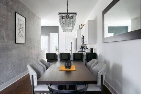 The Austen - Rooftop Retreat In Village Holiday home Nashville