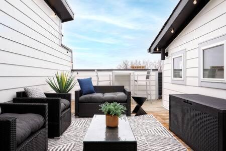 The Austen - Rooftop Retreat In Village Holiday home
