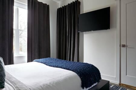 The Austen - Rooftop Retreat In Village Holiday home